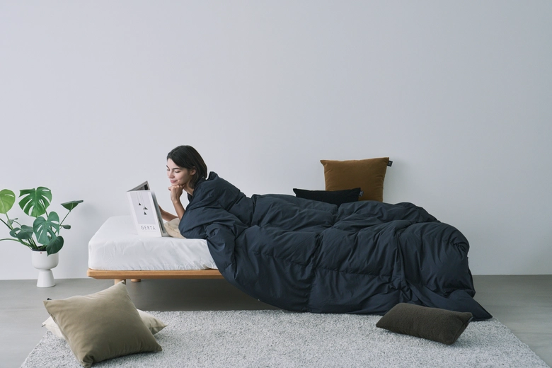 TAIONが“暮らしに溶け込む”ルームダウンを発表、1枚で“掛ける・羽織る