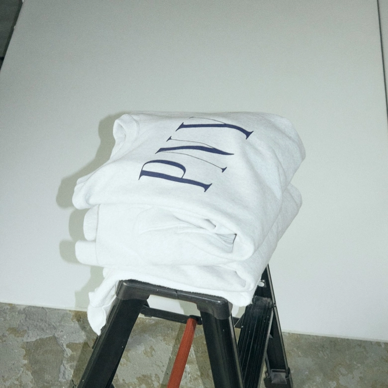 PHEENYのequipmentシリーズから、「PNYロゴ」スウェット第2弾が発売中