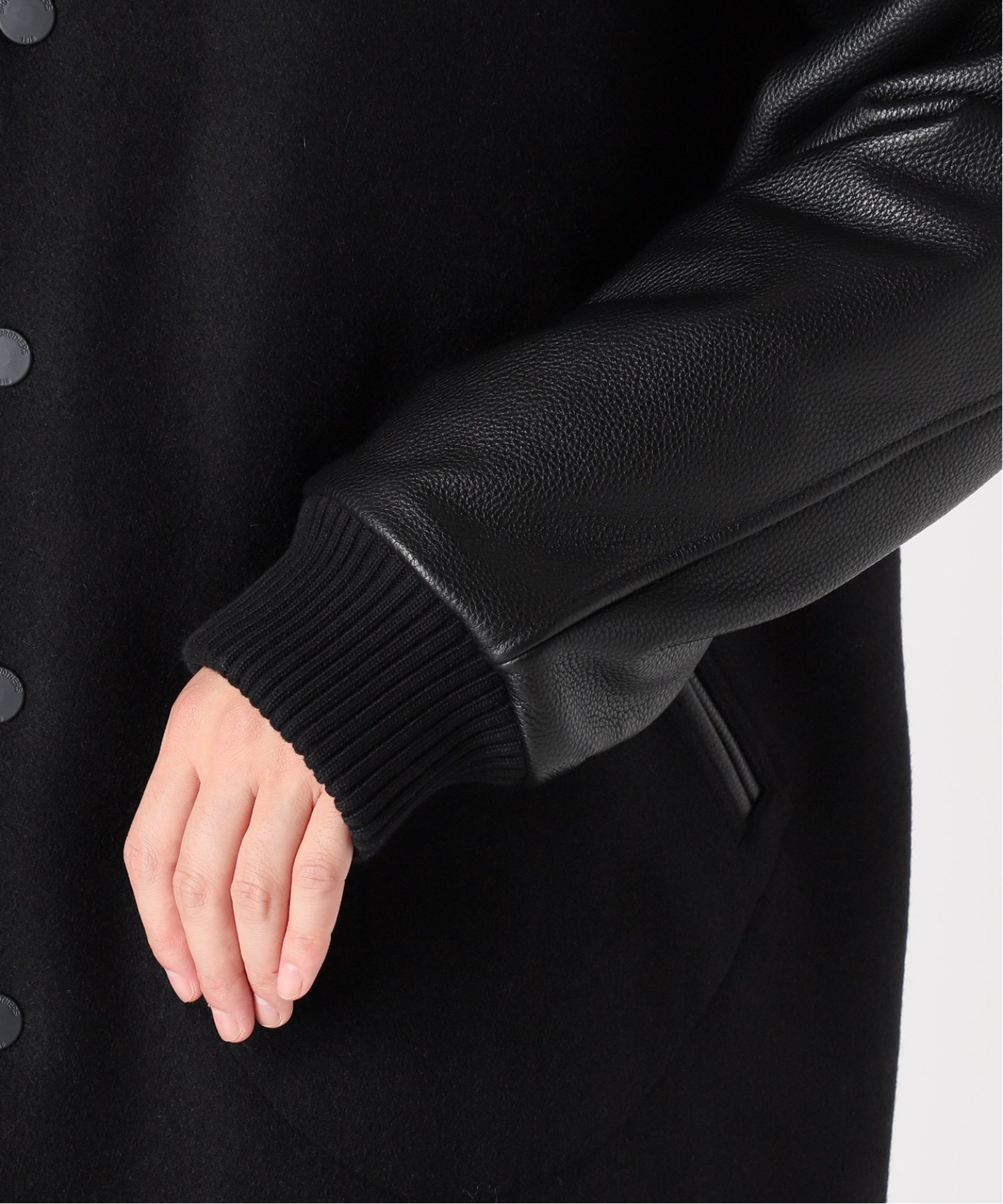 Brooks BrothersとÉDIFICEによる名作スタジャンが今年も登場。アイ