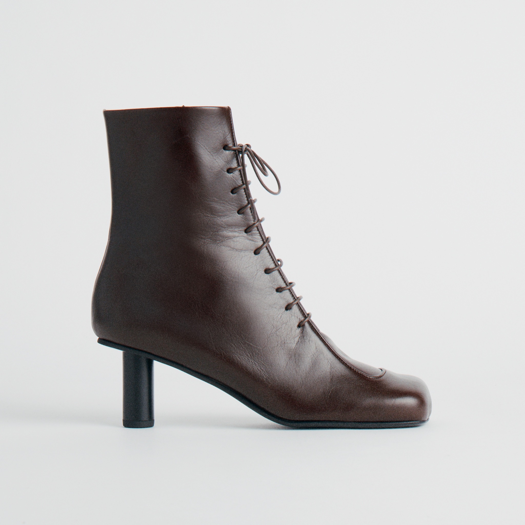 AKIRANAKA 22-23AWコレクションからローファーとブーツの2型が発売