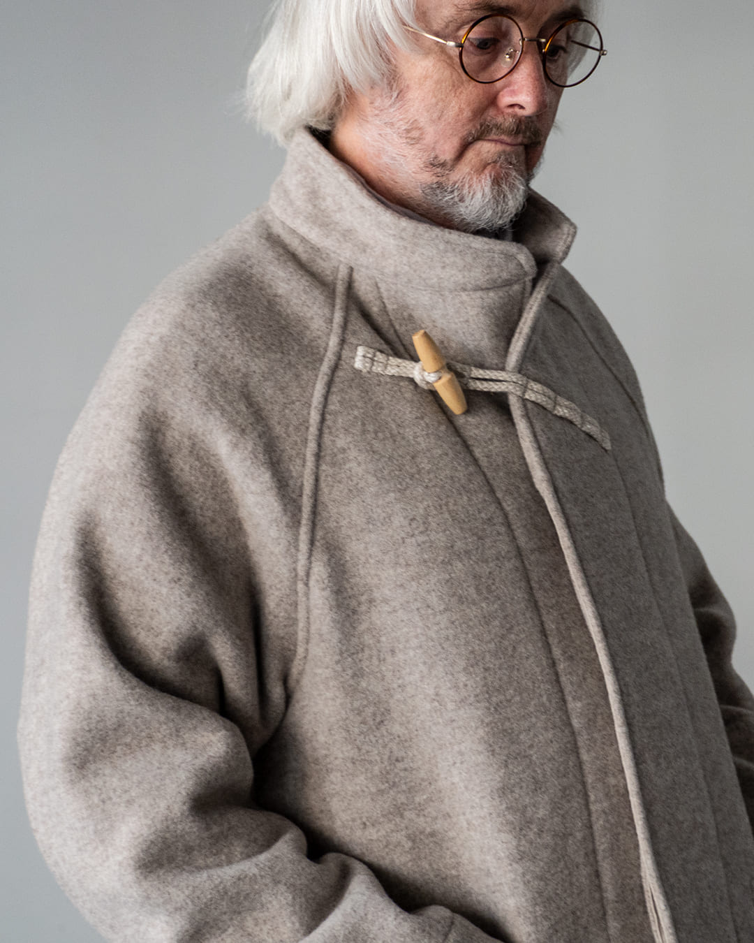 尾州ウールで仕立てた、CONFECT らしい古典的ミリタリーアウター2 型を