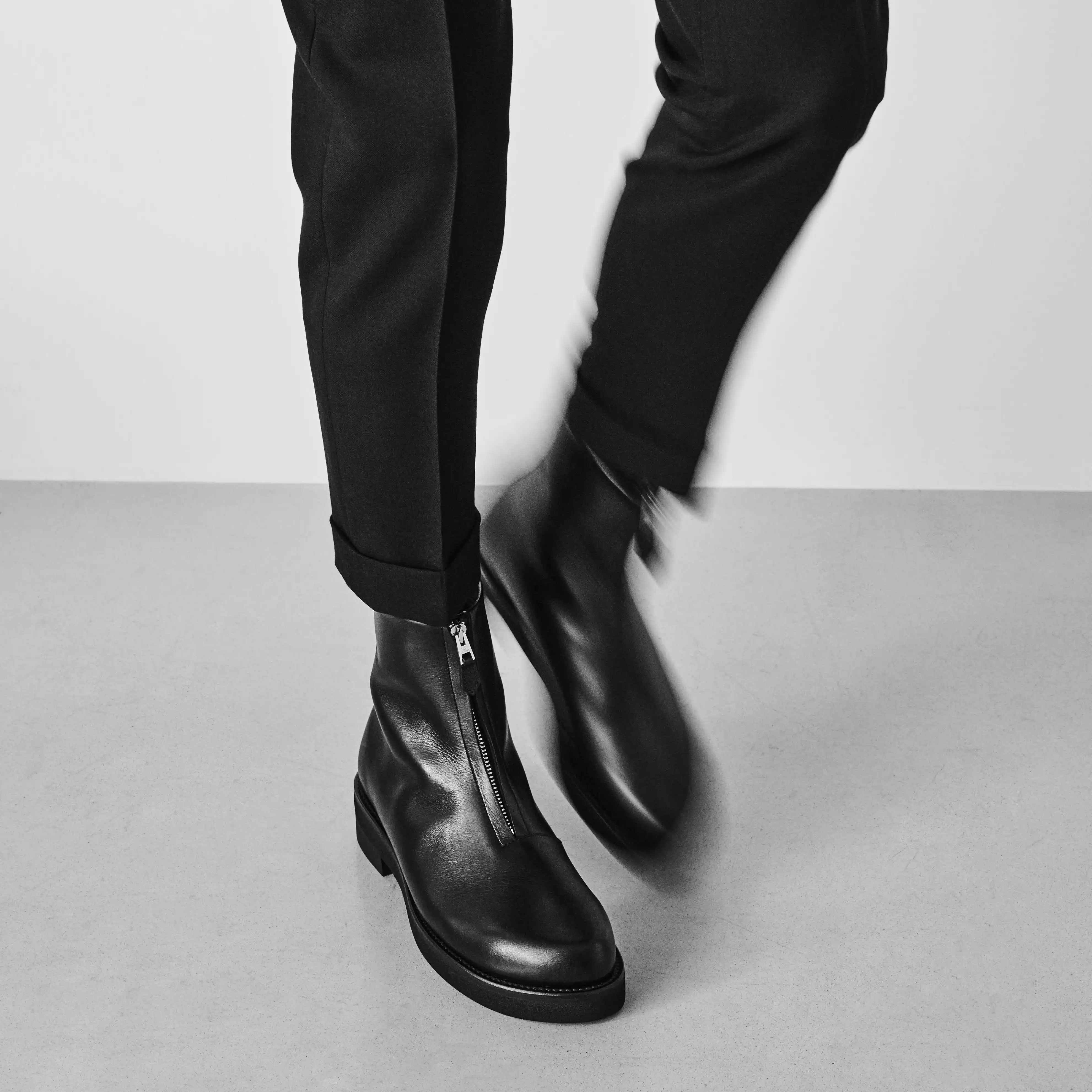 つま先の形状が特徴的なブーツ 2 型 FOOT THE COACHERより発売