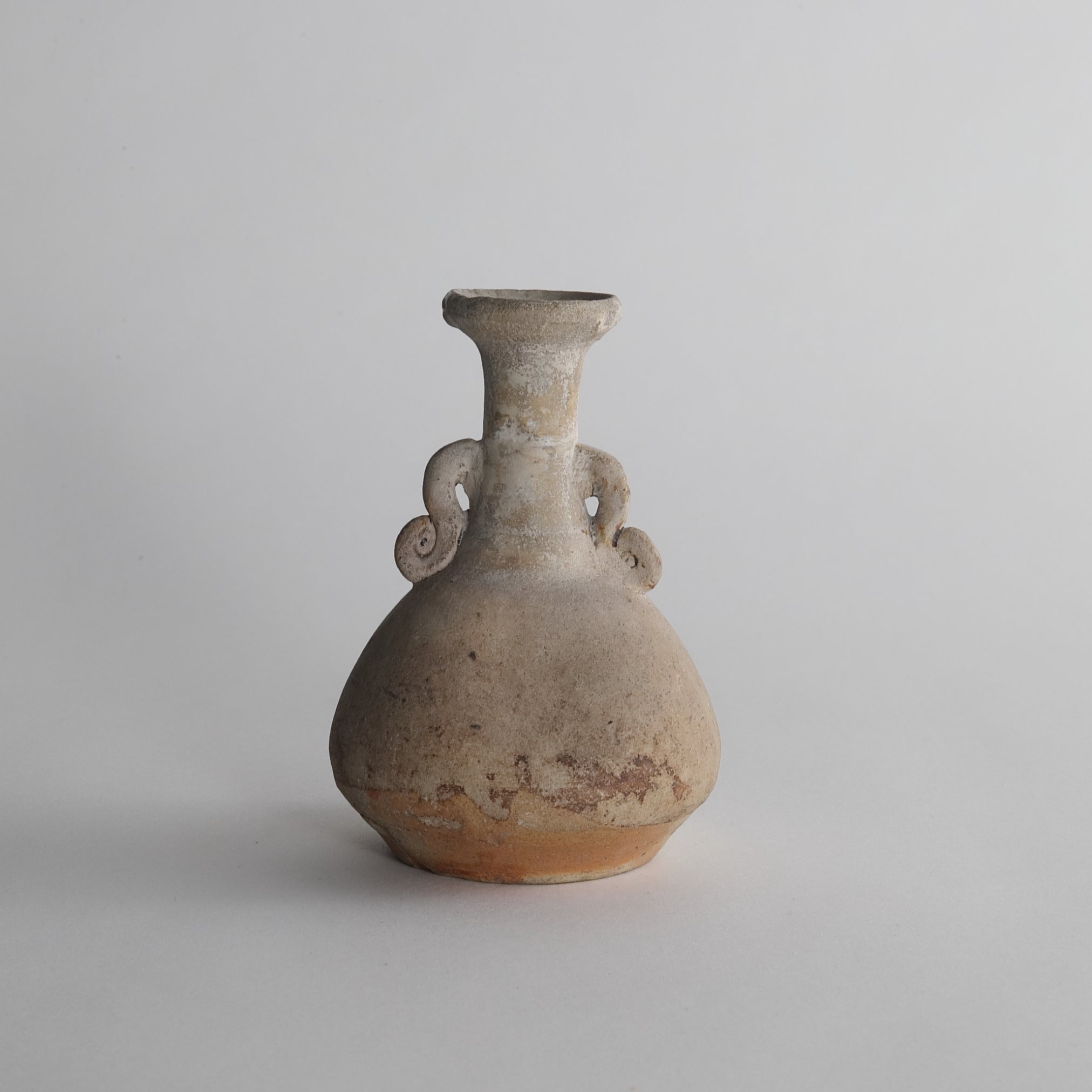 鎌倉時代 古瀬戸 灰釉双耳仏花瓶（1185–1333 CE） | 入蘆花（ロカニイル）