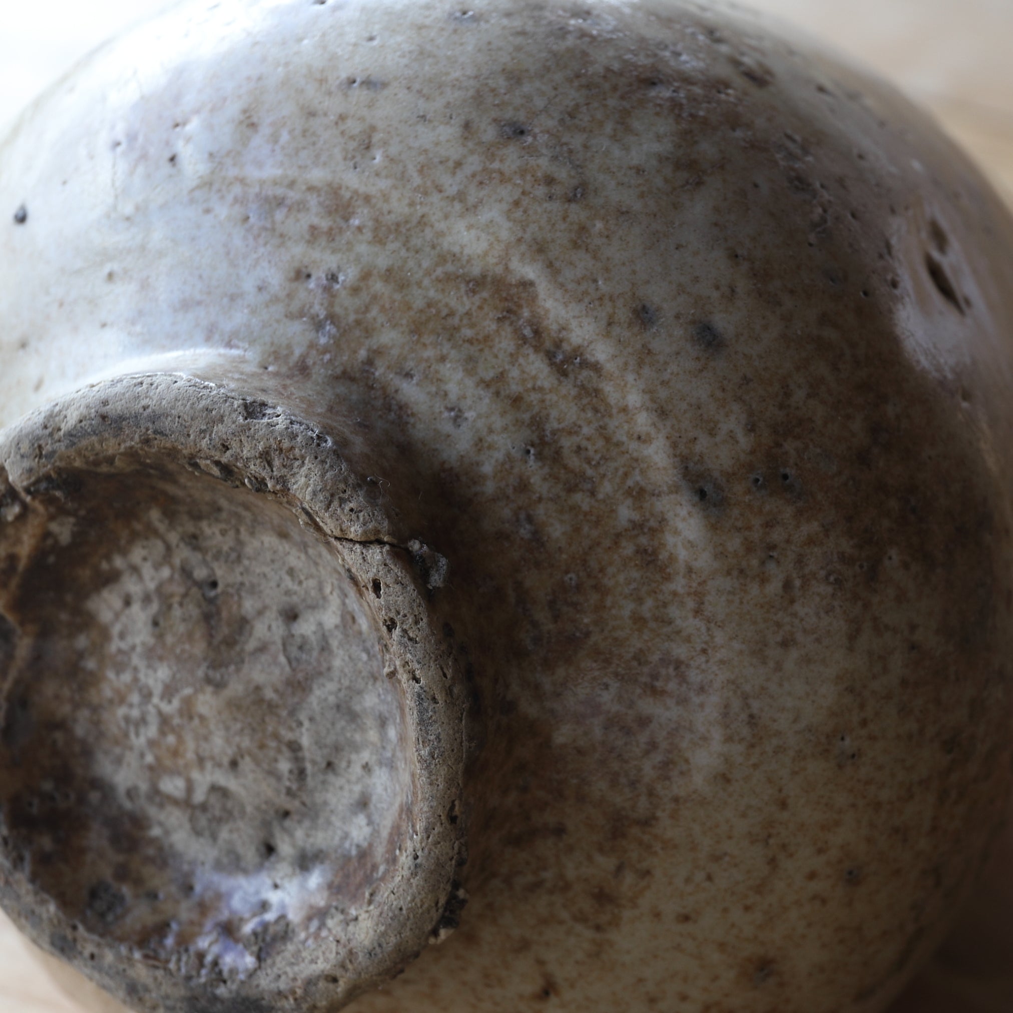 李朝 白磁徳利（1392–1897 CE） | 入蘆花（ロカニイル）