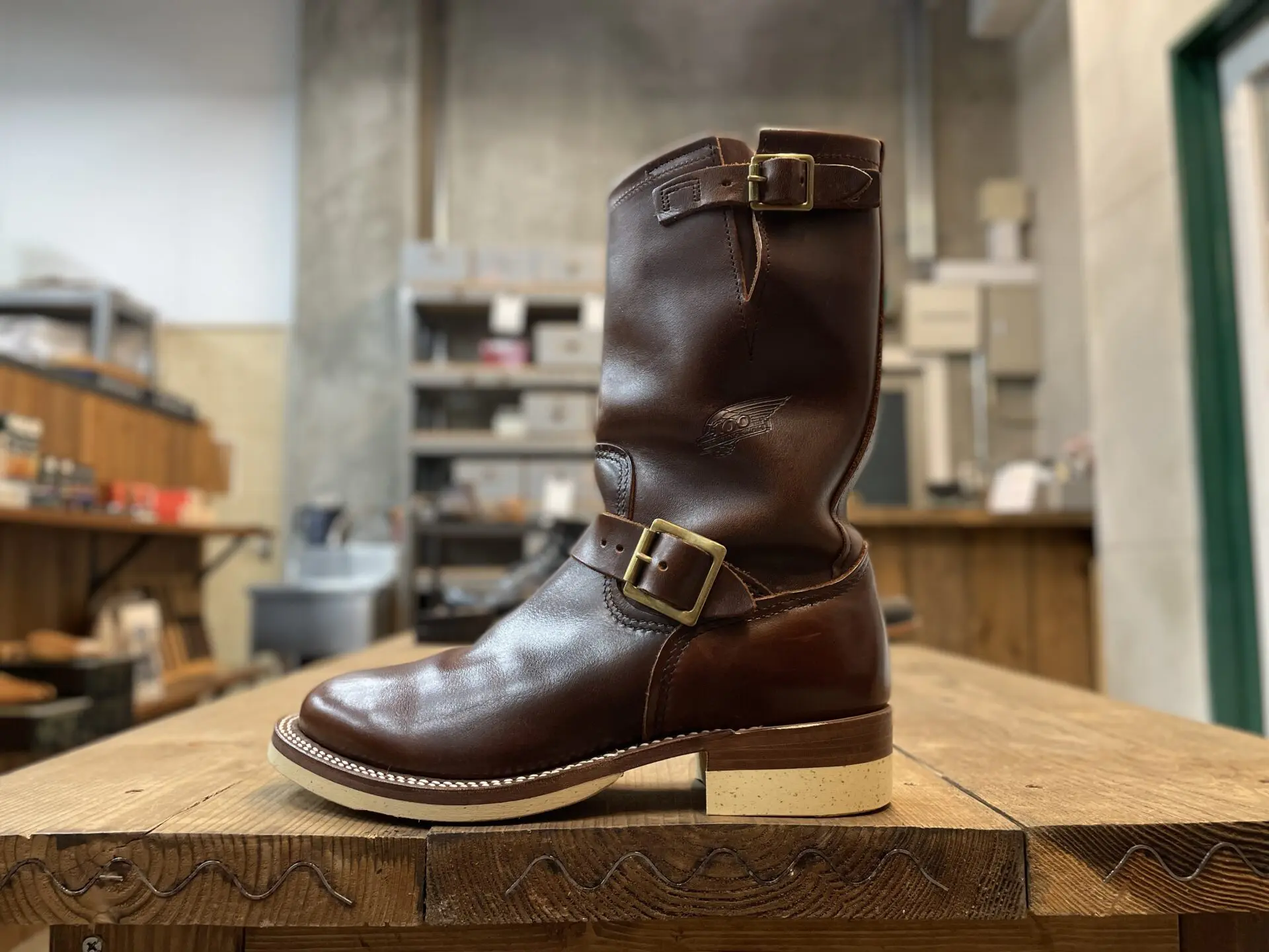 レッドウイングの100周年記念モデルのエンジニアブーツ8258を、全く別