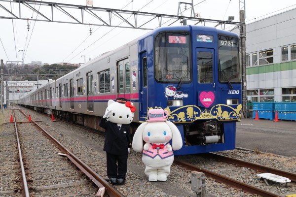 京王9000系リニューアル、第1弾はサンリオキャラクターのラッピング