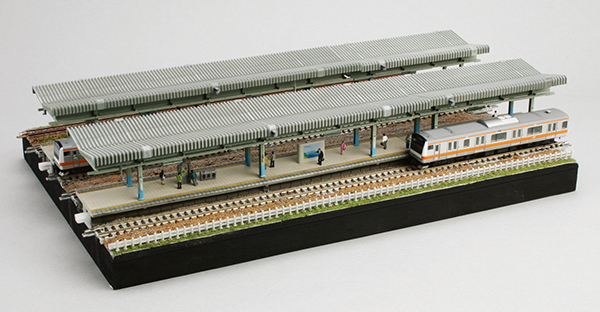 限られた空間で無限の広がりを…「鏡」を使ったNゲージ駅ジオラマ