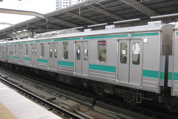 あれから3年。混雑緩和の切り札だったはずの6ドア車、なぜ消えた