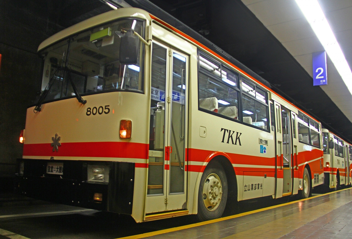 国内唯一の無軌条電車「立山トンネルトロリーバス」、2024年12月1日