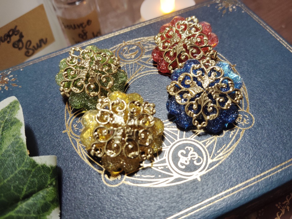 魔法学校の校章風ブローチ | Real Fantasy リアルファンタジー