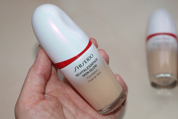 Shiseido Revitalessence Skin Glow Foundation Review Swatch