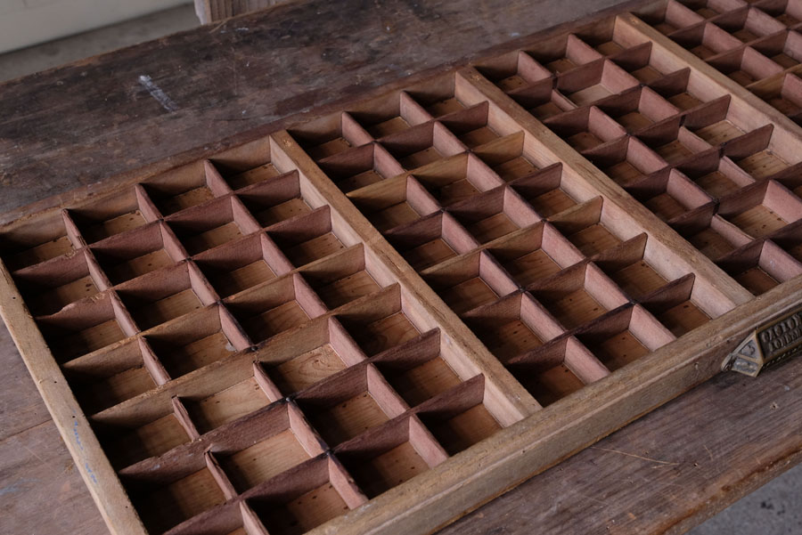 イギリスアンティーク 活版プリンタートレイ マス目ケース ①