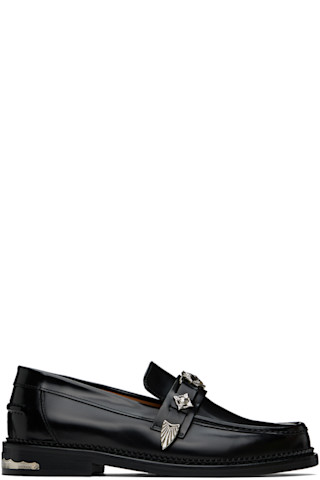 Toga Virilisのブラック Metal ローファーがセール中