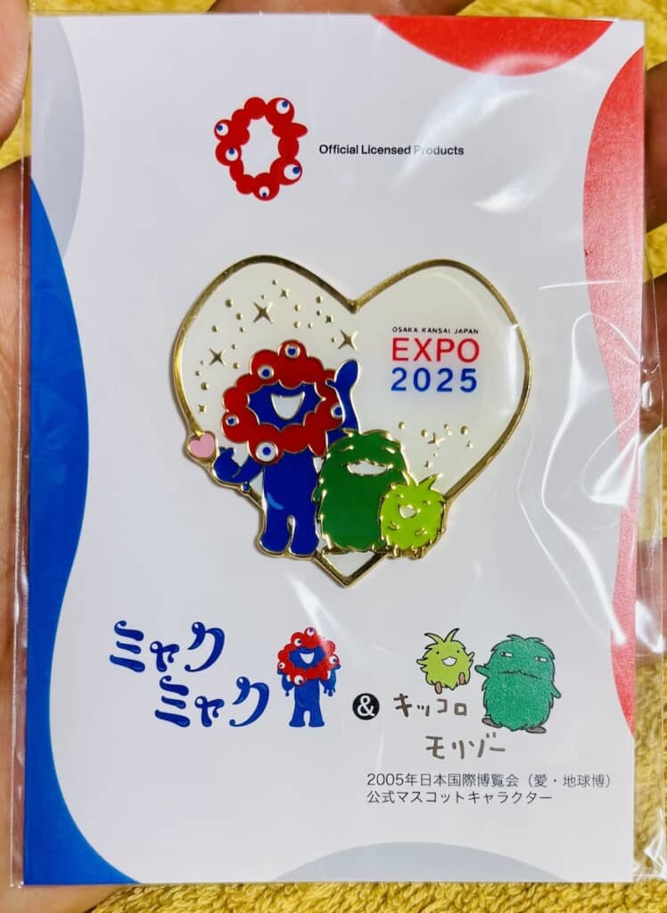手に入れた万博「ミャクミャク」のピンバッジ、隣にいたのは…… 感動