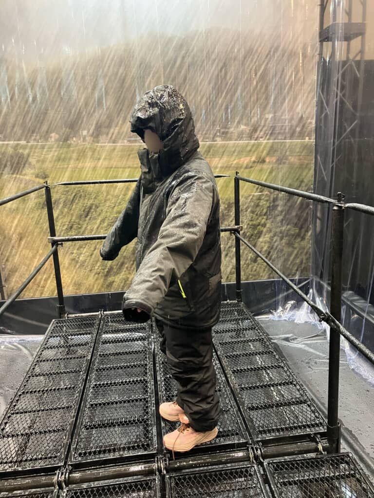 豪雨でも余裕」 ワークマンの“最強防水スーツ”を猛烈な雨の中体験して