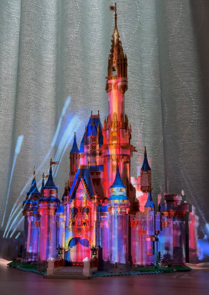 レゴでディズニーのシンデレラ城を再現→部屋の電気を消すと……“衝撃の