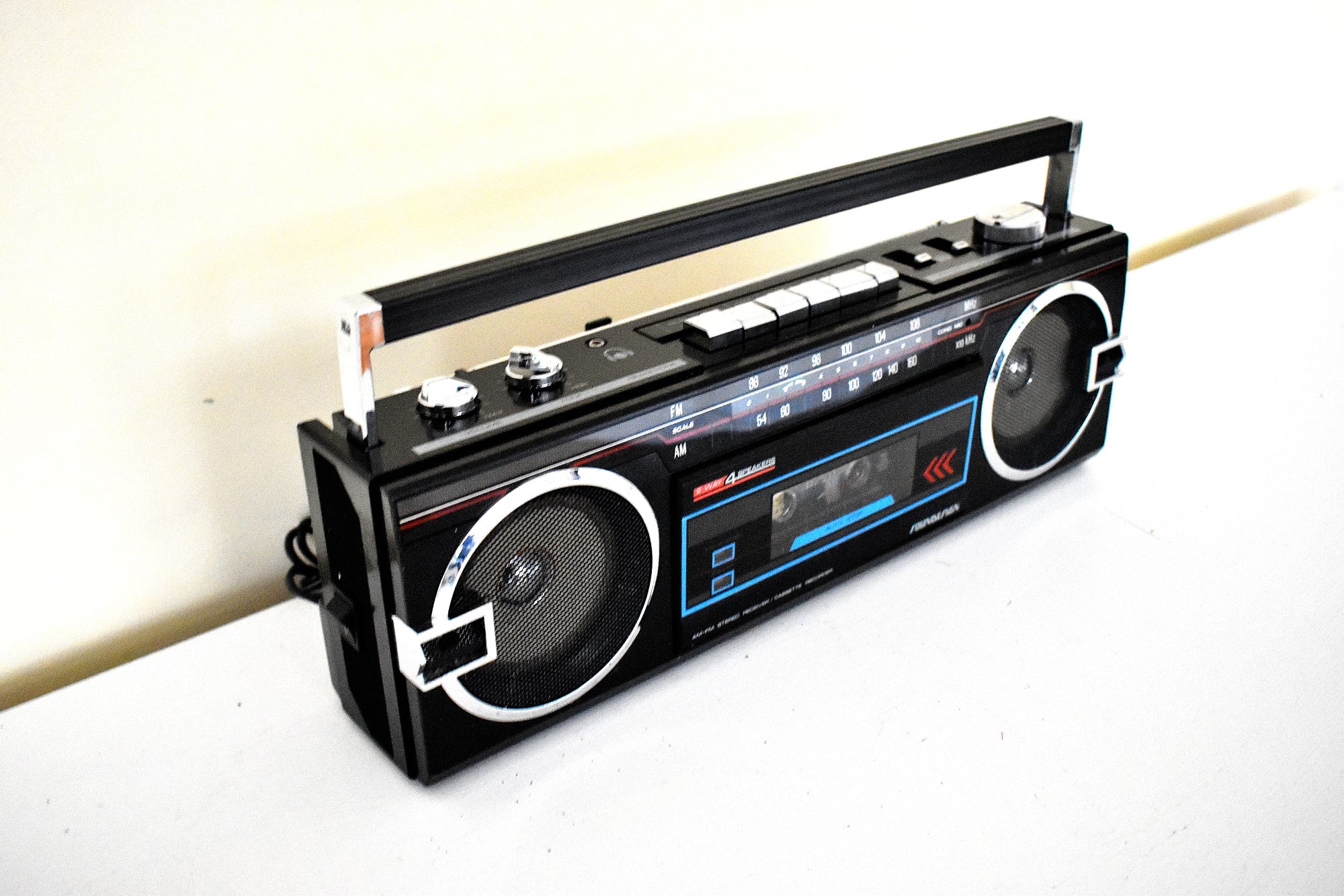 Soundesign Model 4628BLK AM FM Cassette Mini Boombox Radio! Sounds