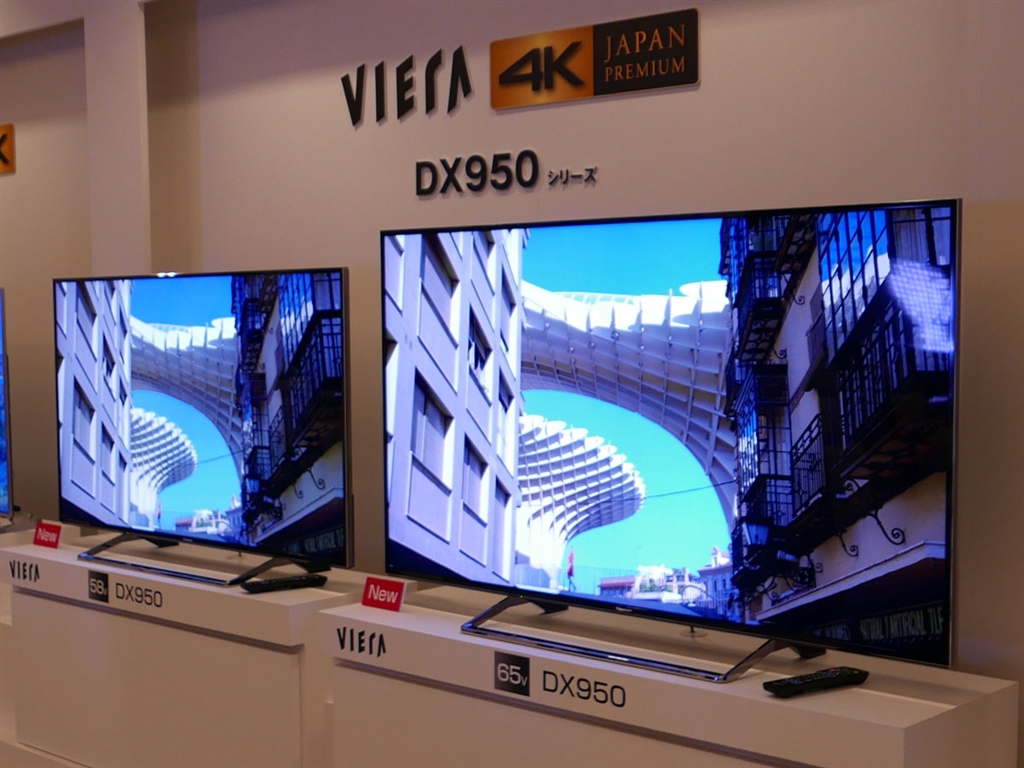 価格.com - 『製品発表会にて。右が65型、左が58型。』パナソニック