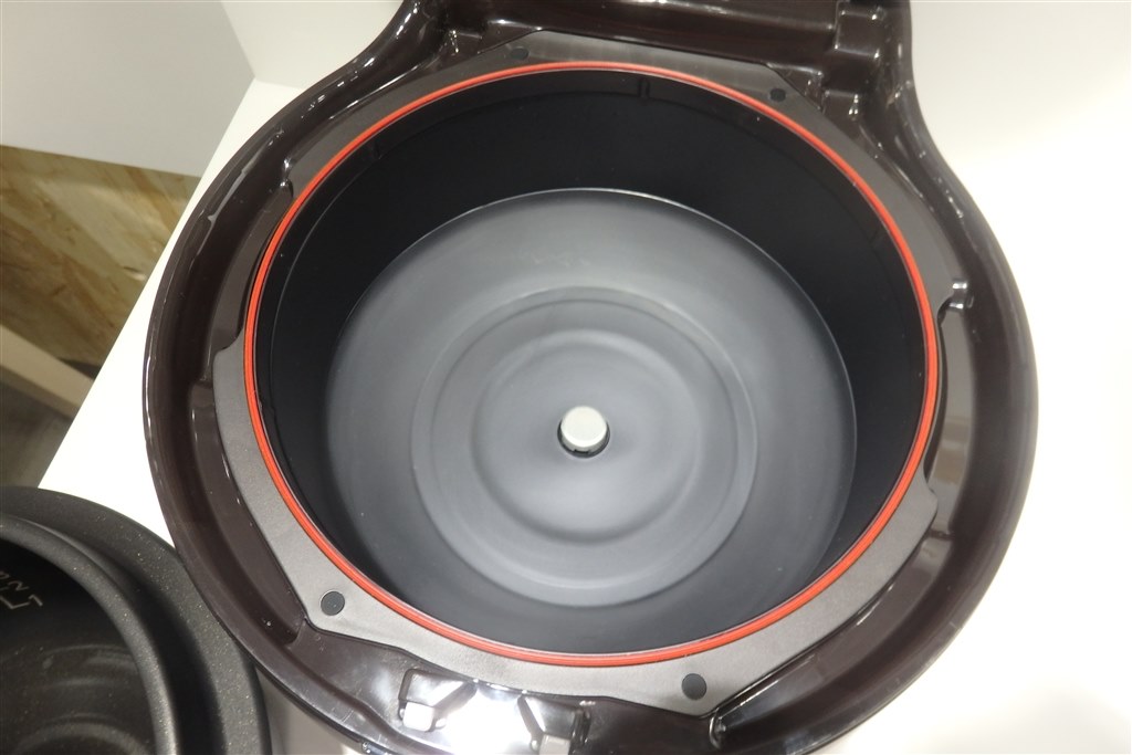 炭釜の性質を活かして効率的に加熱する非圧力式の高級炊飯器』 三菱