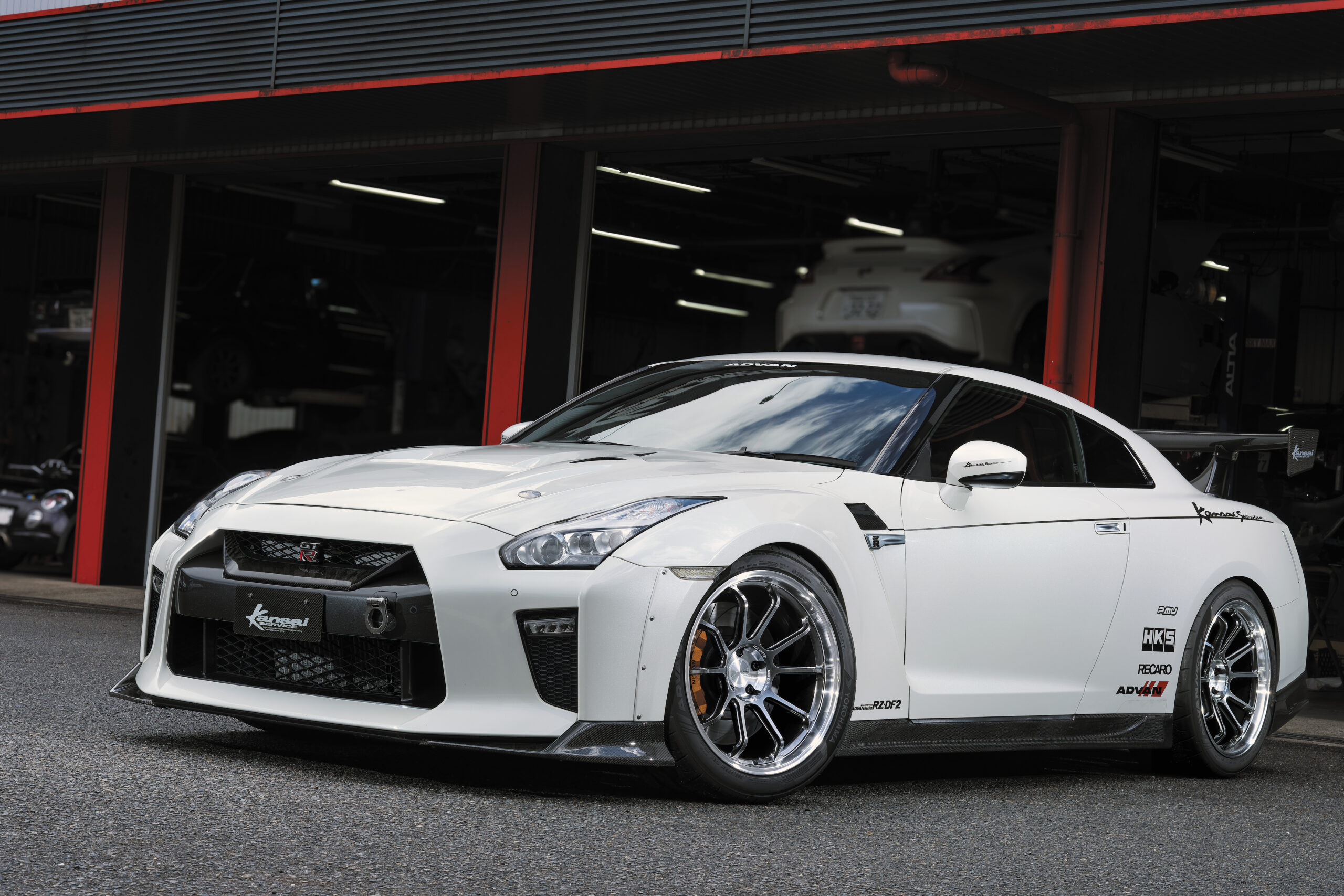 ADVAN Racing RZ-DF2 20inch／RZ Ⅲ 醸し出される機能美！車体との調和