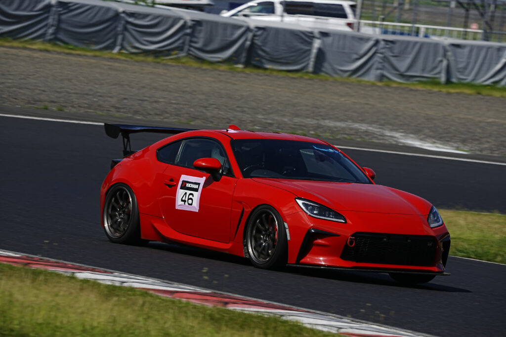 高バネレートにしつつもスタビは細いZN6用にセッティング「カー