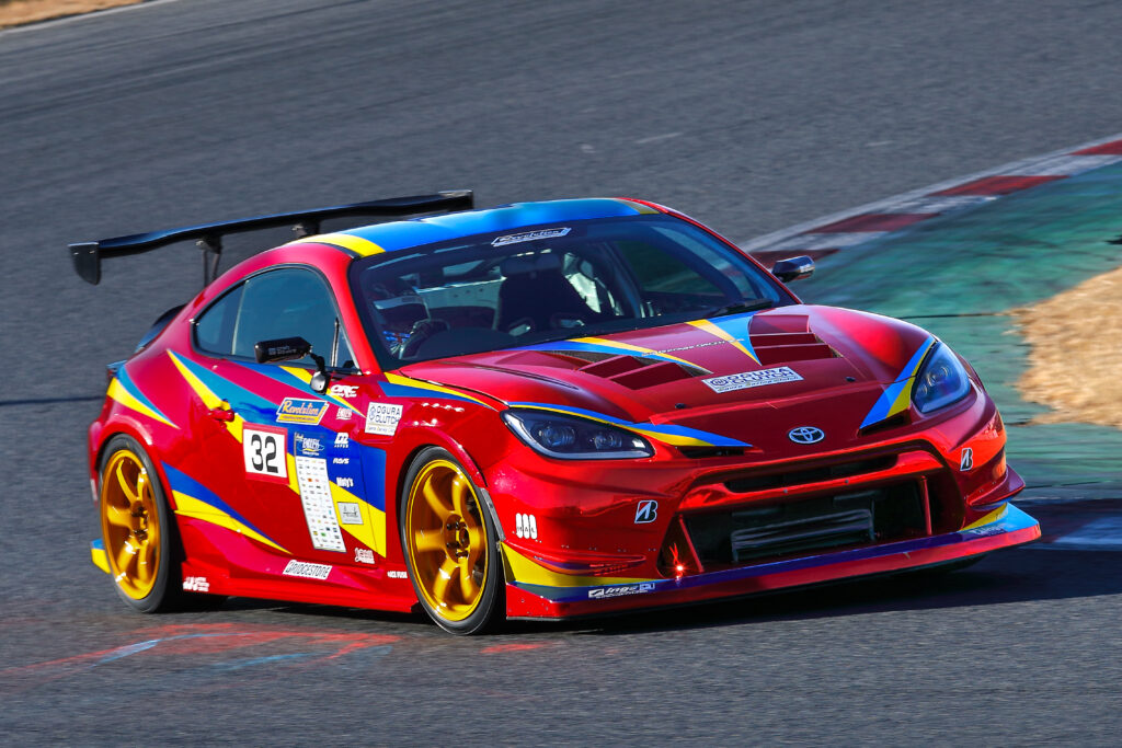 カーボンエクステリアで200kgもの軽量化を達成！NAで59秒台