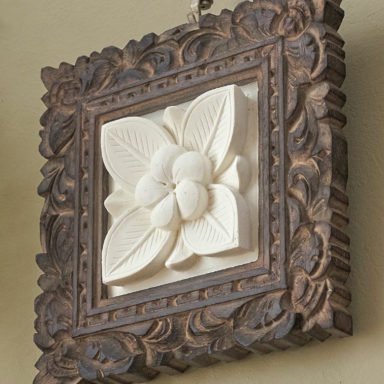 木彫りフレーム付きプルメリアモチーフのストーンレリーフ 20x20cm