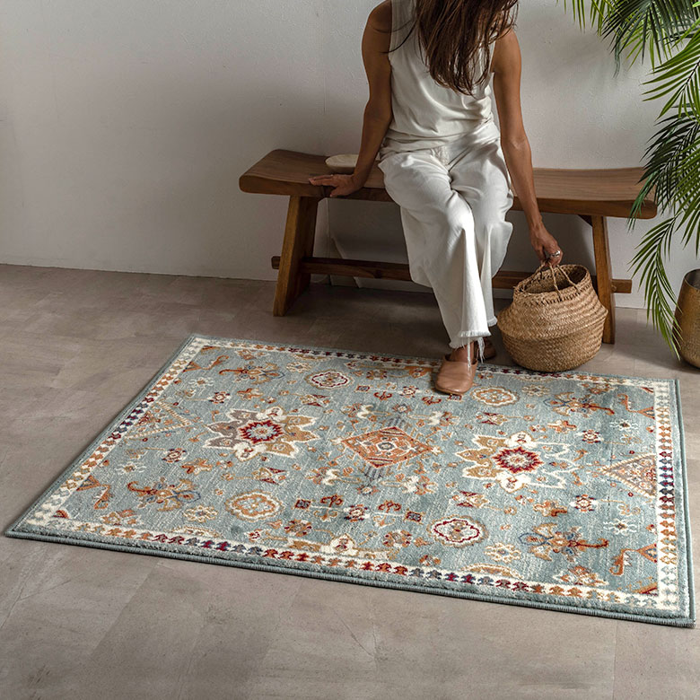 豊かな色彩でエキゾチックなペルシャ絨毯風のデザインが再現された