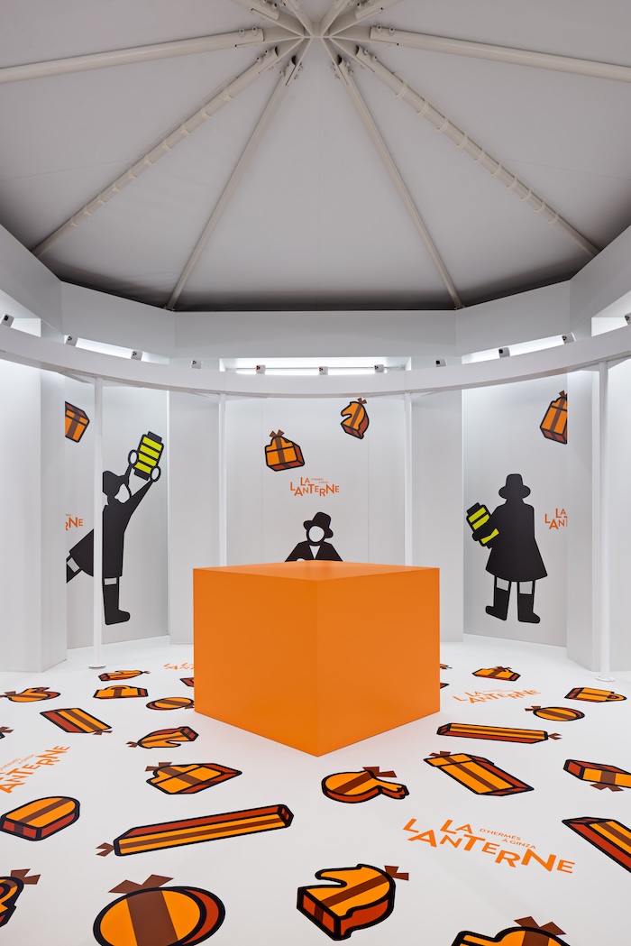 銀座エルメスに巨大なオレンジボックス出現。3Dスノードームを撮影