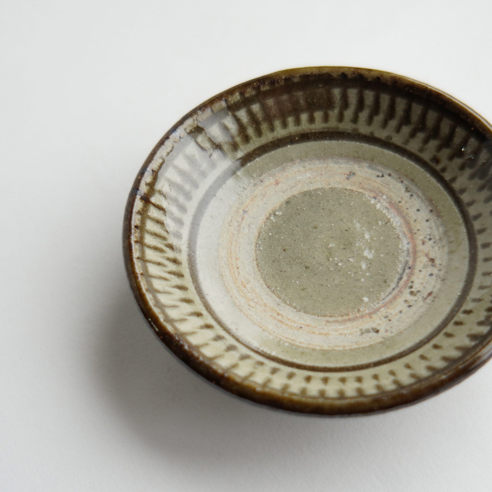 やちむん 菅原謙 3寸皿（飛び鉋） – Rico・リコ出張所