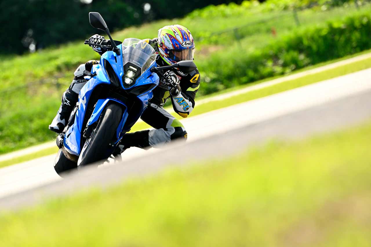 スズキ GSX-8R×青木宣篤】MotoGPテクノロジーを感じる「しっかり作りこ