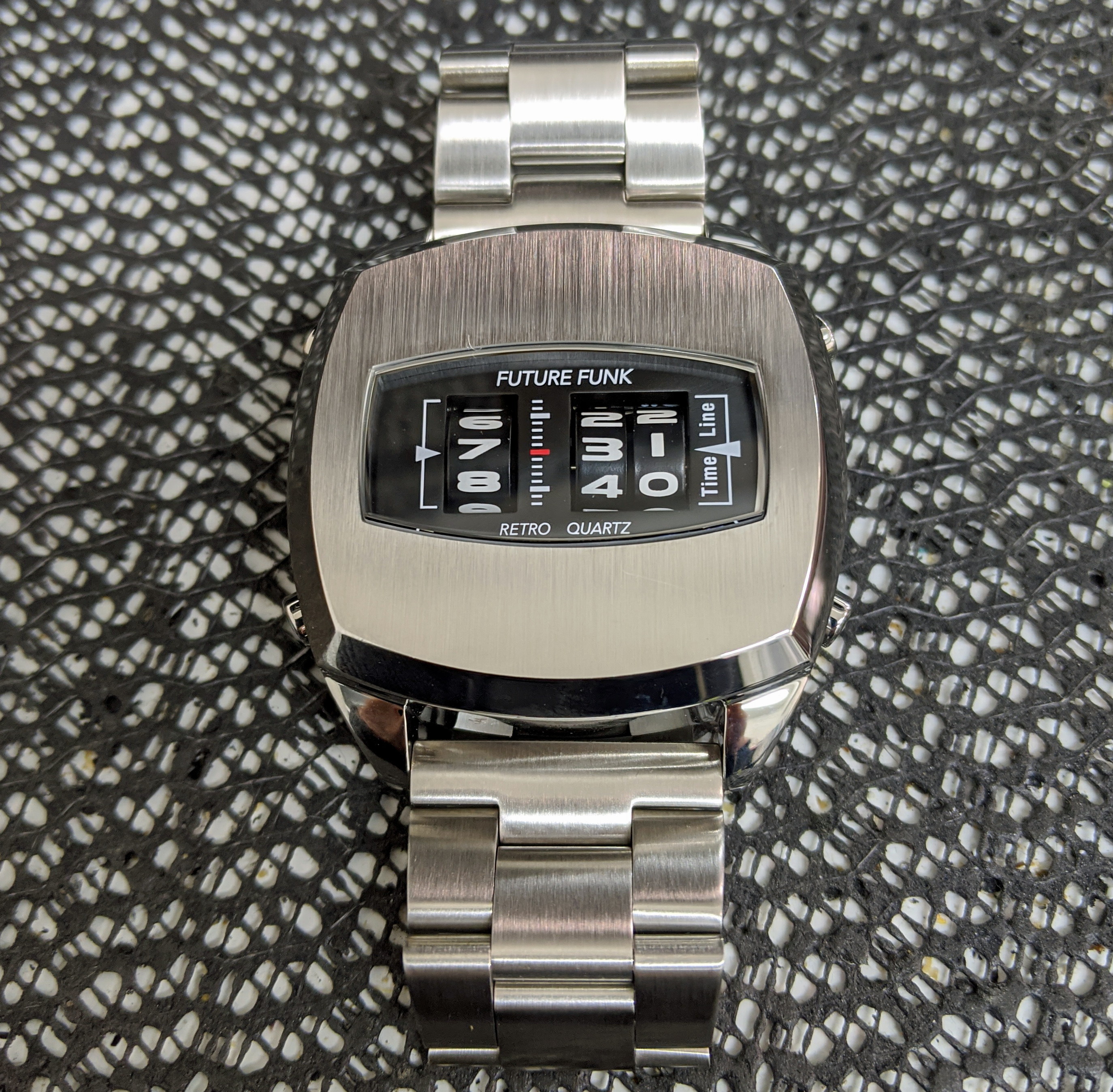 レトロフューチャー】ローラーデジタル腕時計「FUTURE FUNK」に一目