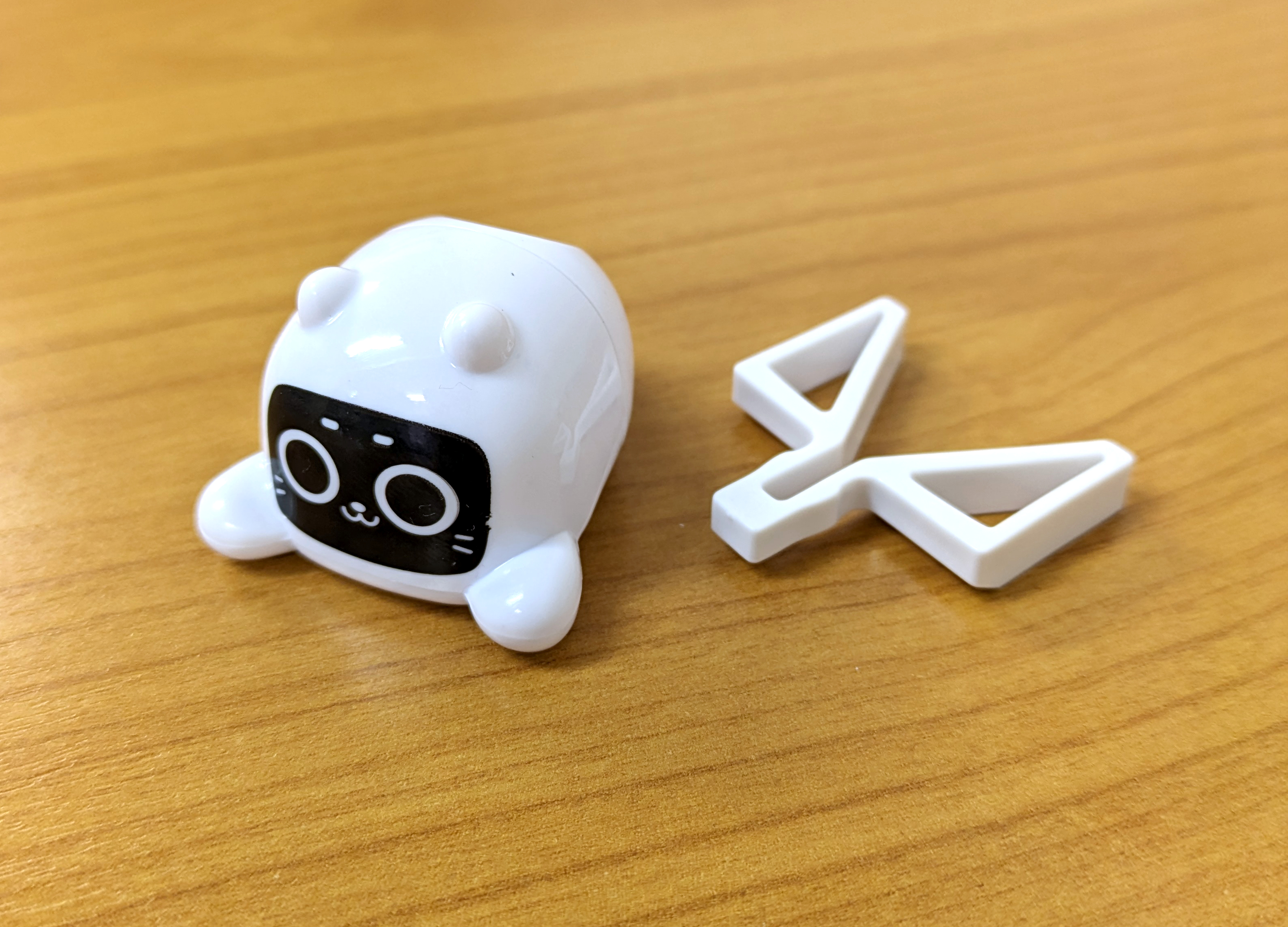 すかいらーくの配膳ロボ「ベラボット」のカプセルトイに新モデル「ネコ