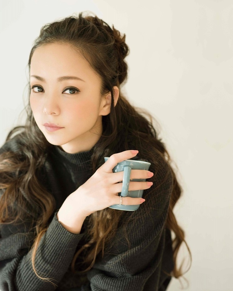 安室奈美恵、引退の決意を秘めていた「素顔」も。オフショット満載の