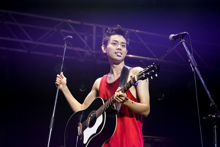 菅田将暉、山﨑賢人も駆け付けた自身最大規模のZeppツアーファイナル