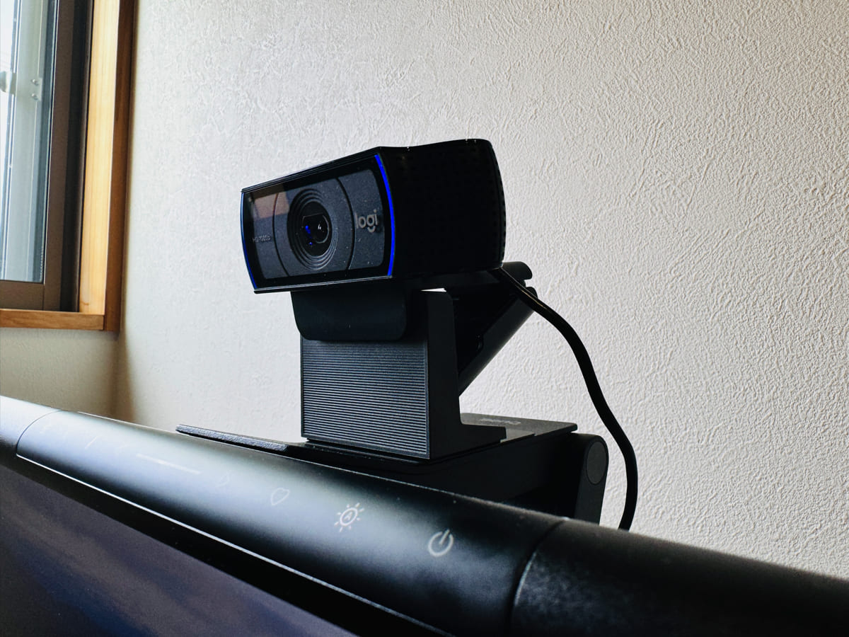 BenQ ScreenBar Proレビュー！自動ON/OFF搭載。手元を明るく、広く