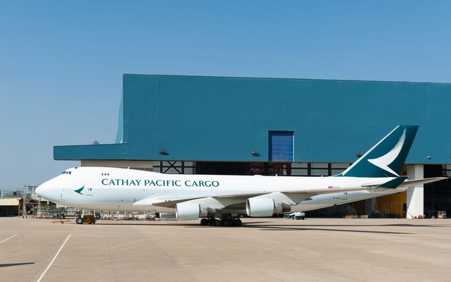 キャセイパシフィック航空、貨物専用機B747-400ERF新塗装1号機を初公開