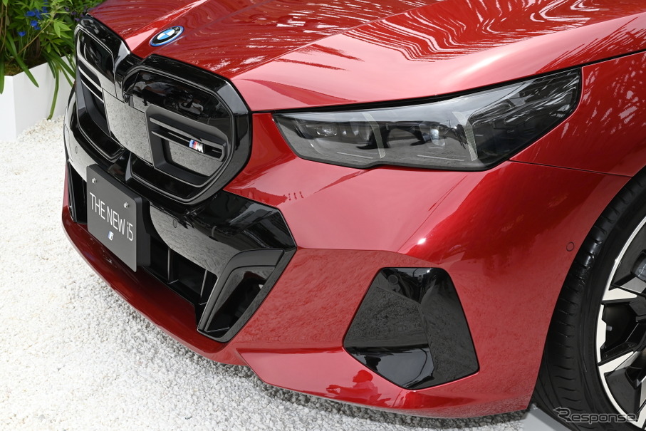 BMW 5シリーズ 新型】伝統のキドニーグリルにライトアップの演出［詳細