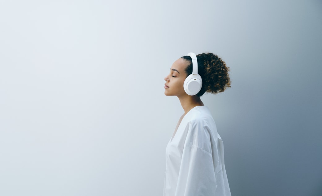 Sony is releasing its WH-1000XM4 headphones in white for a limited