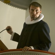 マッツ・ミケルセンが型破りな牧師に！『アダムズ・アップル』場面