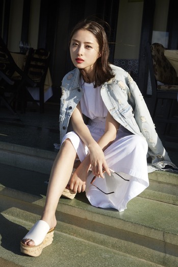 石原さとみ写真集、15万部突破！ 未収録カットを公開 | cinemacafe.net