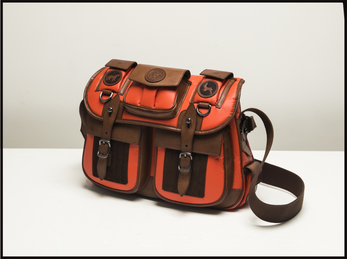 ハンティング・ワ ールド」の定番バッグが、 見事にバージョンアップ