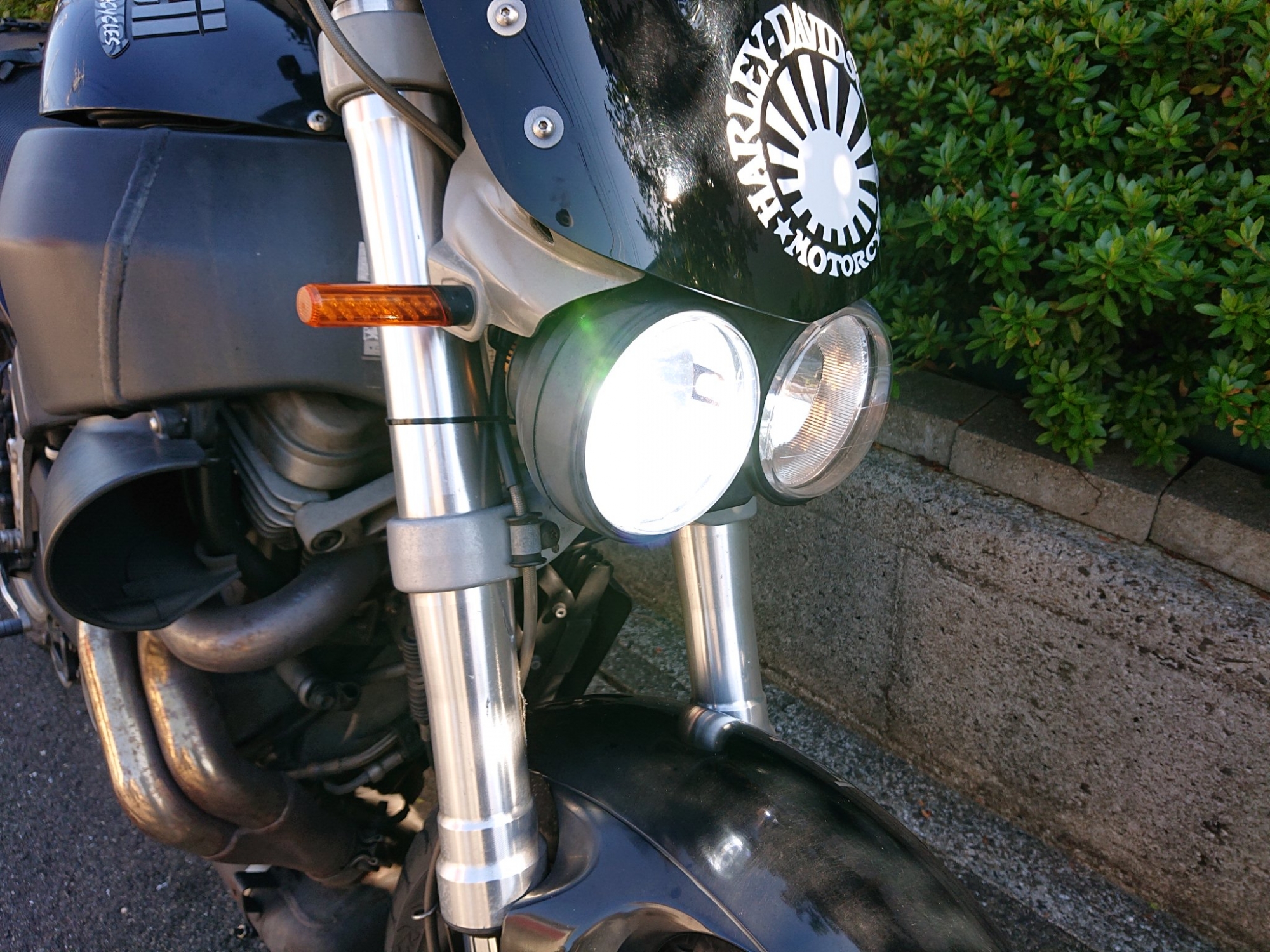 BUELL XB 2004式に取り付け／バイク用LEDヘッドライト RIZING2 H7／HID