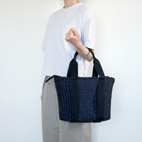 季節をまたいで活躍させやすいかごバッグ。MUUNのブラックかごバッグが
