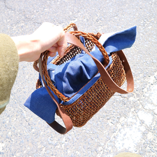 ZUTTO別注あけびのかごで夏支度。ショルダーの持ち方や色とりどりの