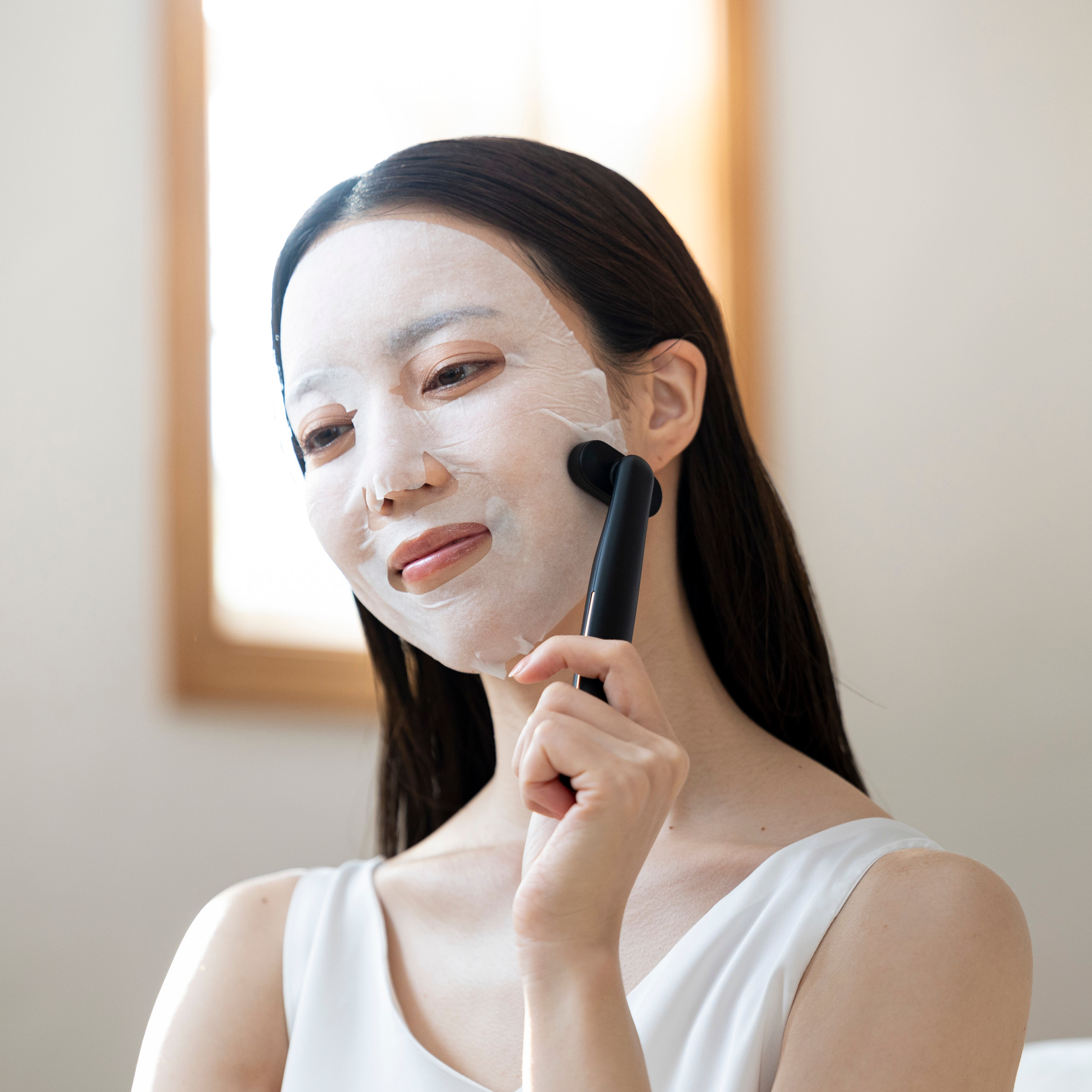 EMS×光LEDリフトケア】REFINE EYE 目元美顔器 | NIPLUX（ニップ