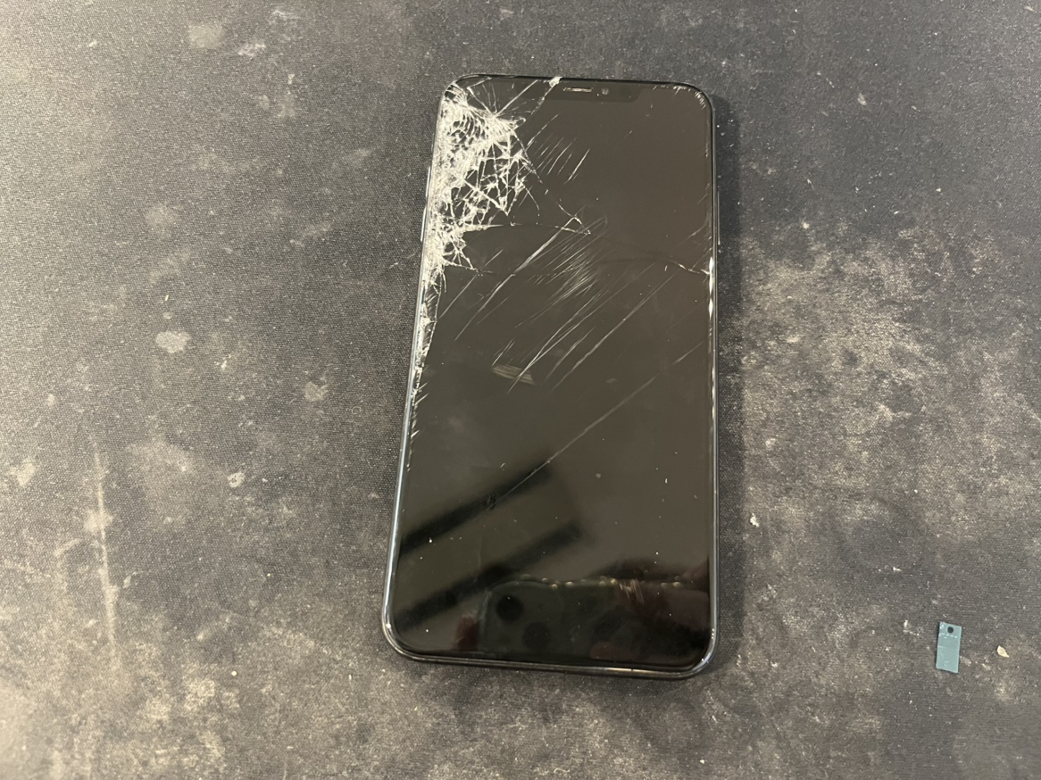 iPhone XS Maxの画面交換は即日対応しております！ 【修理日記