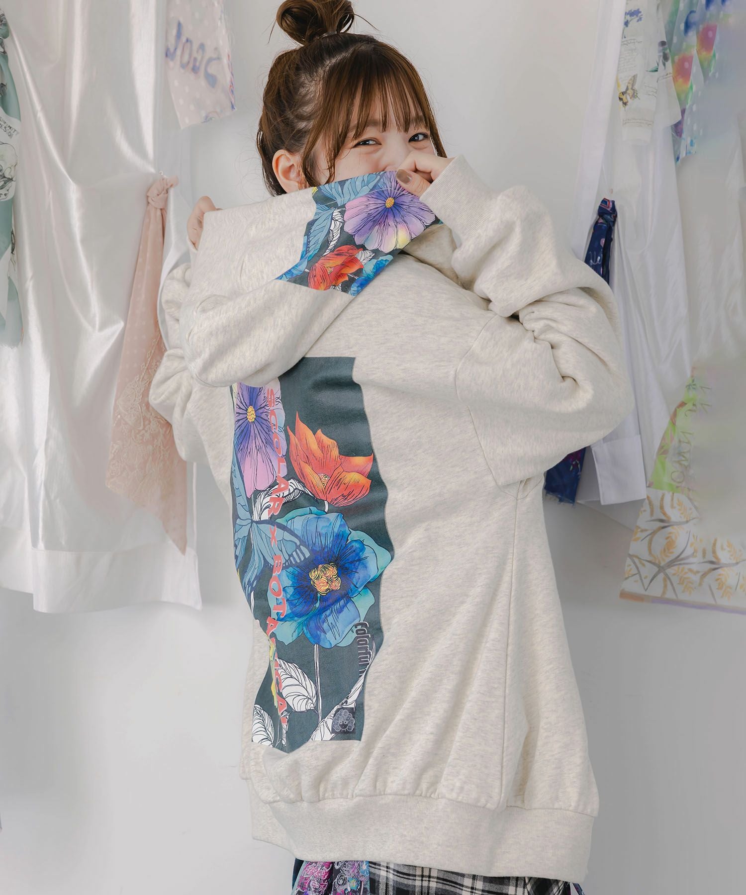 153657：花蝶柄スカ子箔プリントロゴパーカーの通販-ScoLar