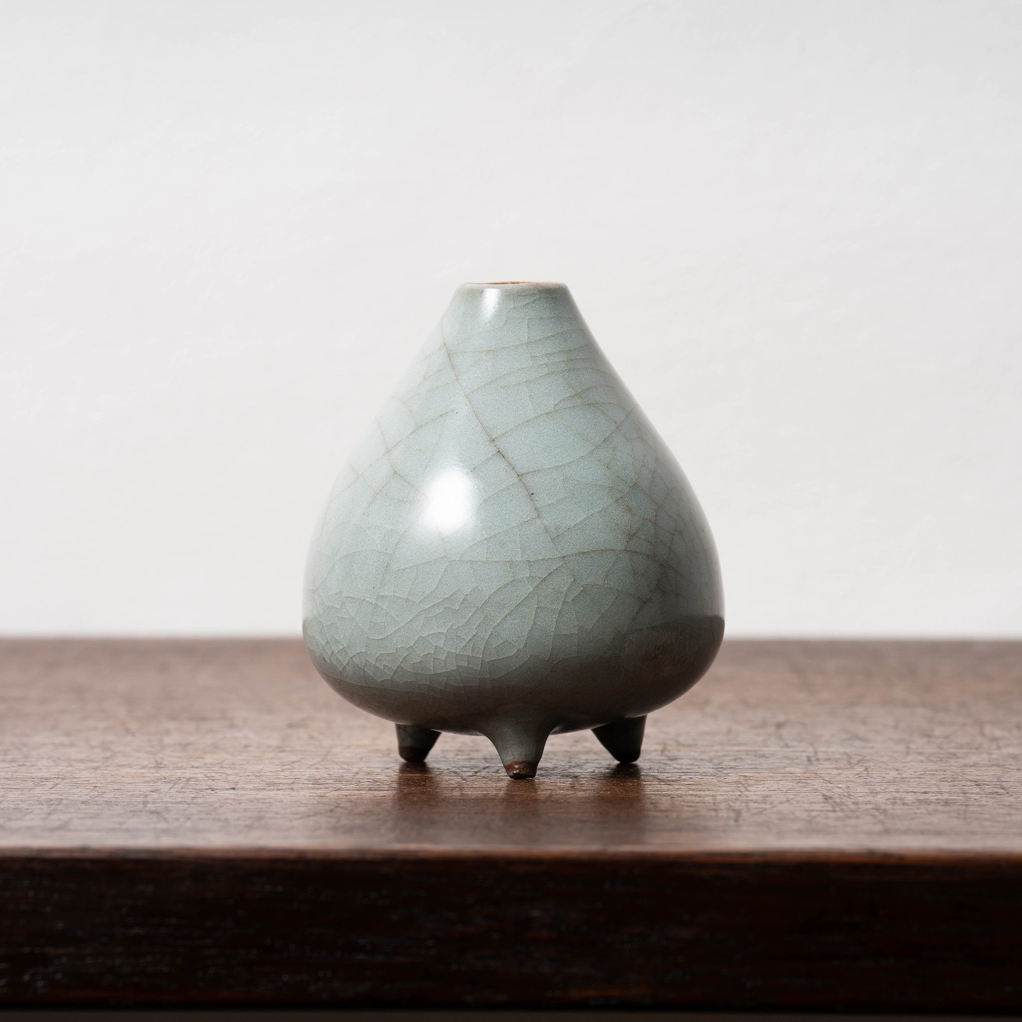 三田青磁 陽刻 壺型 八角 盃台 E251AS-CGp 南宋官窯 青磁桃形三足瓶