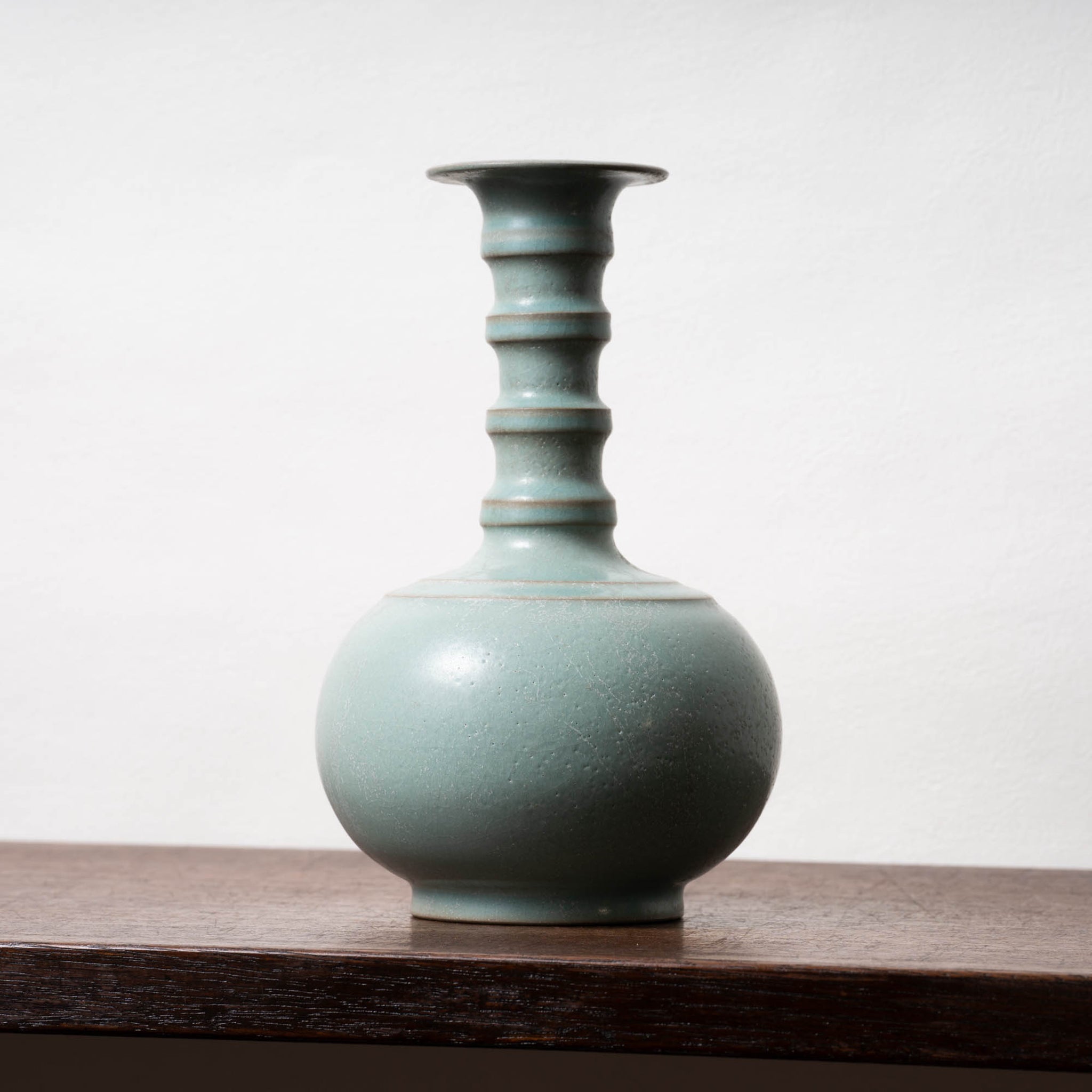 北宋 汝窯青磁盤口弦文長頸瓶 – 燦禾 SANKA
